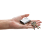 1.000 mAh keychain powerbank in grey with keys attached in hand