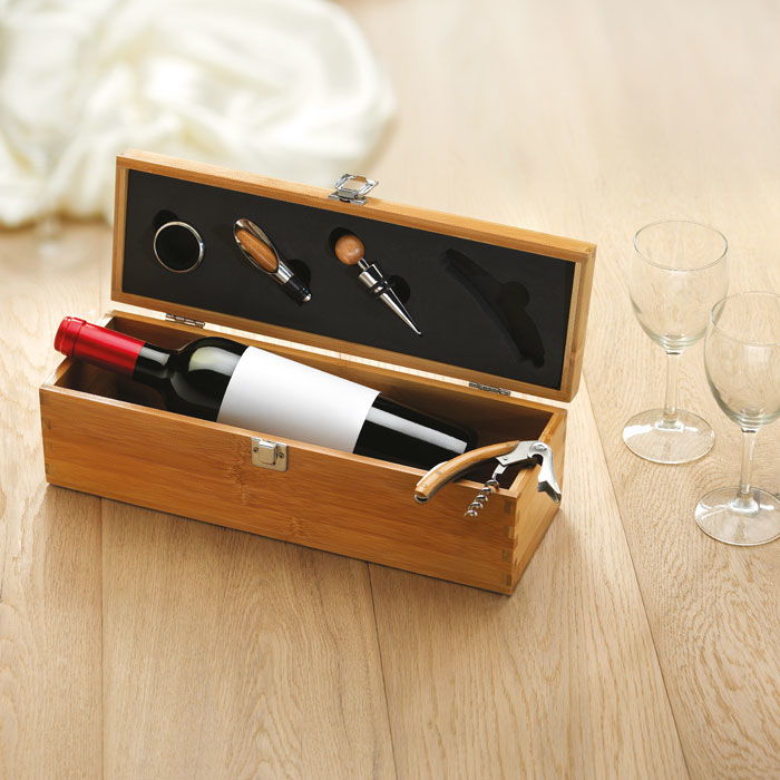 Wine gift box set without print in a setting
