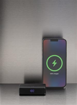 FlashCharge RCS rplastic 10000 mah fast charge powerbank in use