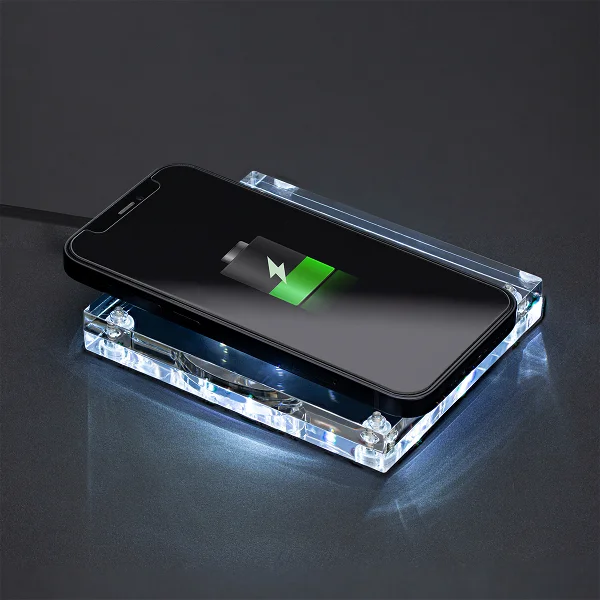 Wireless Charger REEVES-GINGCAST in use